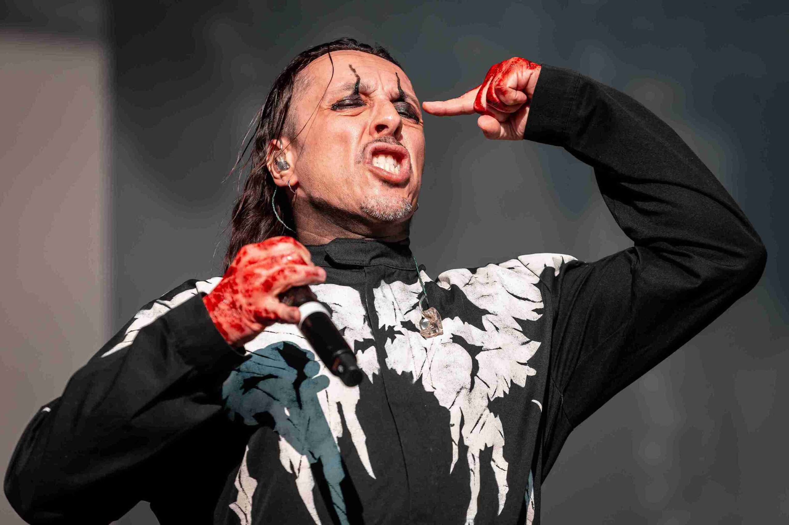 Prestes a lançar seu décimo álbum de inéditas, o vocalista Andrea Ferro, do Lacuna Coil, nos concedeu entrevista exclusiva, onde fala sobre os shows no Brasil e o novo disco.