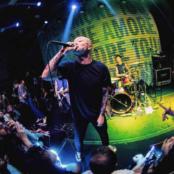Touché Amoré faz show enérgico e impecável em uma noite sold out
