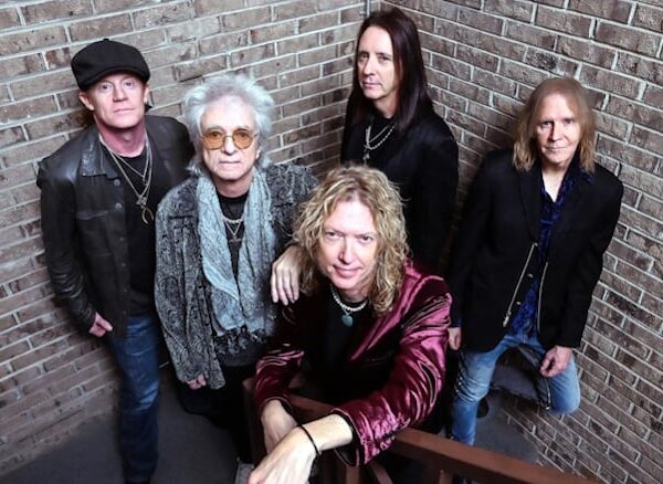 Tom Hamilton, do Aerosmith, apresenta novo single com sua banda CLOSE ENEMIES