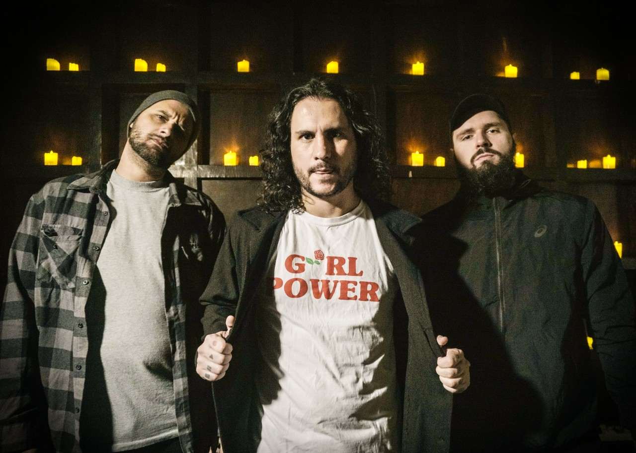 “Shots, Roses and Fire” novo single da Mad Sneak entrega peso e guitarras afiadas