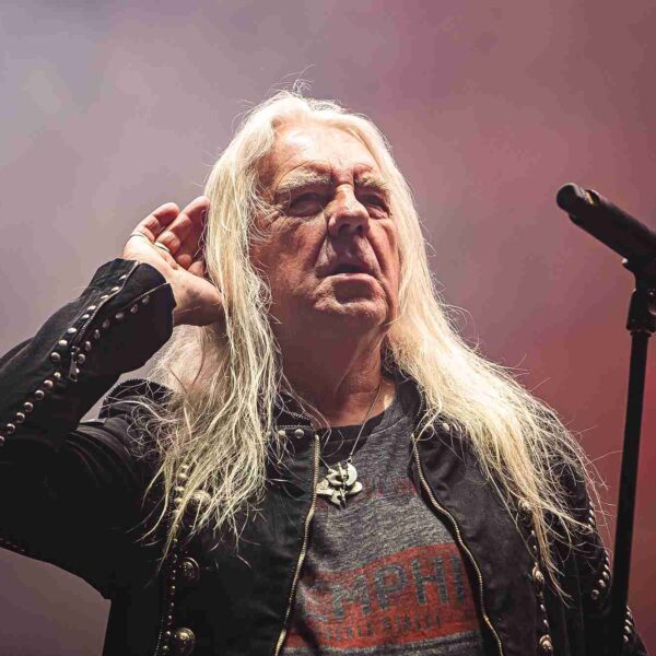 Saxon cancela shows de verão em 2025 devido a procedimento de emergência de Biff Byford