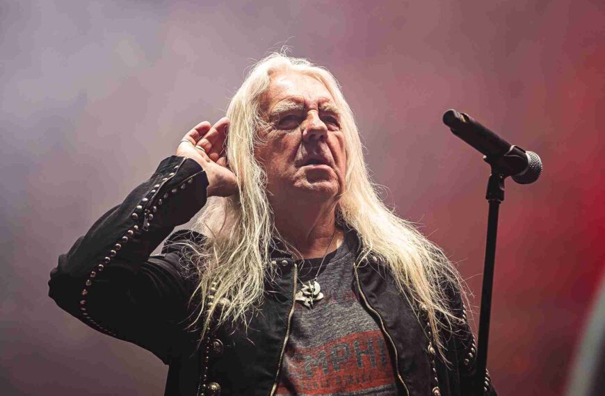 Saxon cancela shows de verão em 2025 devido a procedimento de emergência de Biff Byford