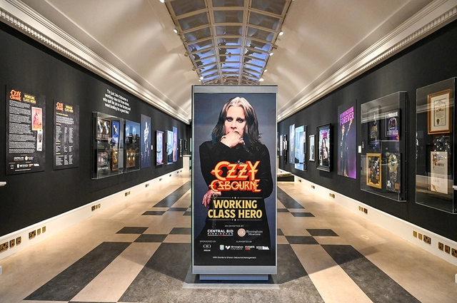 Exposição sobre Ozzy Osbourne em Birmingham é prorrogada até setembro de 2026 após grande procura do público