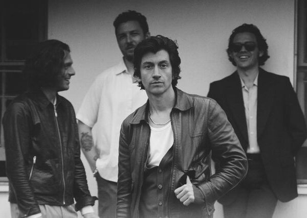 Arctic Monkeys lançam “Opening Night”, single de projeto beneficente