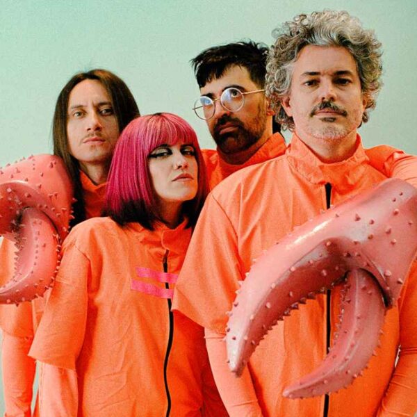 Supercombo faz mais um show da turnê do álbum Caranguejo neste sábado