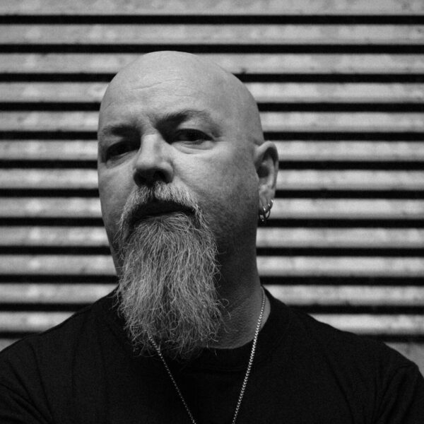 Uma das principais vozes do doom metal mundial, Robert Lowe traz clássicos do Candlemass e Solitude Aeturnus em turnê inédita no Brasil com o projeto Disciples Of Doom