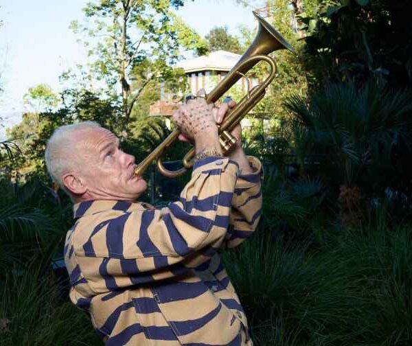FLEA lança sua interpretação de “Thinkin Bout You”, de Frank Ocean