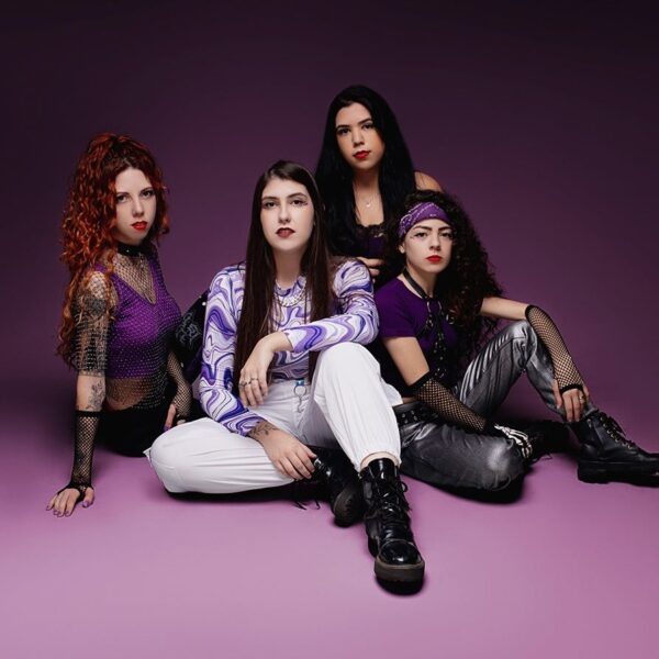 Banda feminina Violett acelera com “Rollercoaster” e lança clipe eletrizante