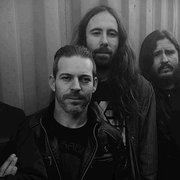 Exequator apresenta um político corrupto narrando a própria história em videoclipe de “Stealin’ Vote”