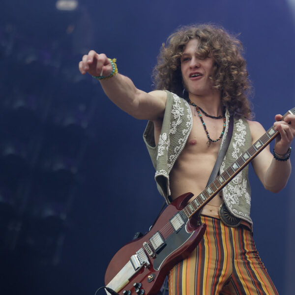 Jayler abre o Monsters of Rock 2026 com energia e personalidade em São Paulo