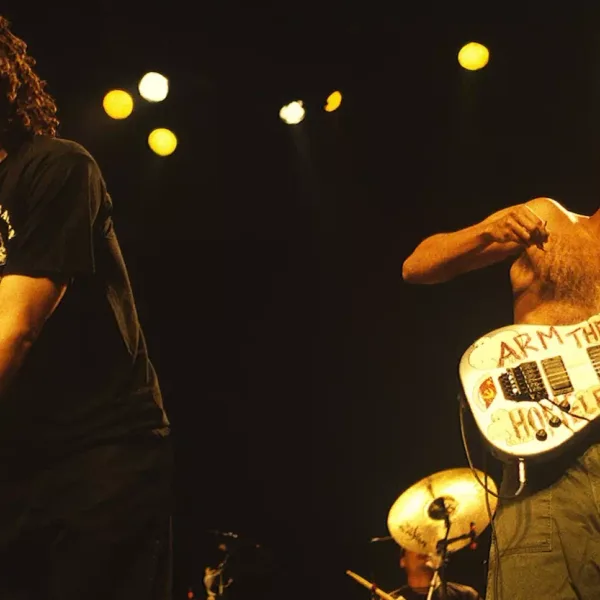 Tom Morello reflete sobre os 30 anos da icônica apresentação do Rage Against the Machine no Saturday Night Live