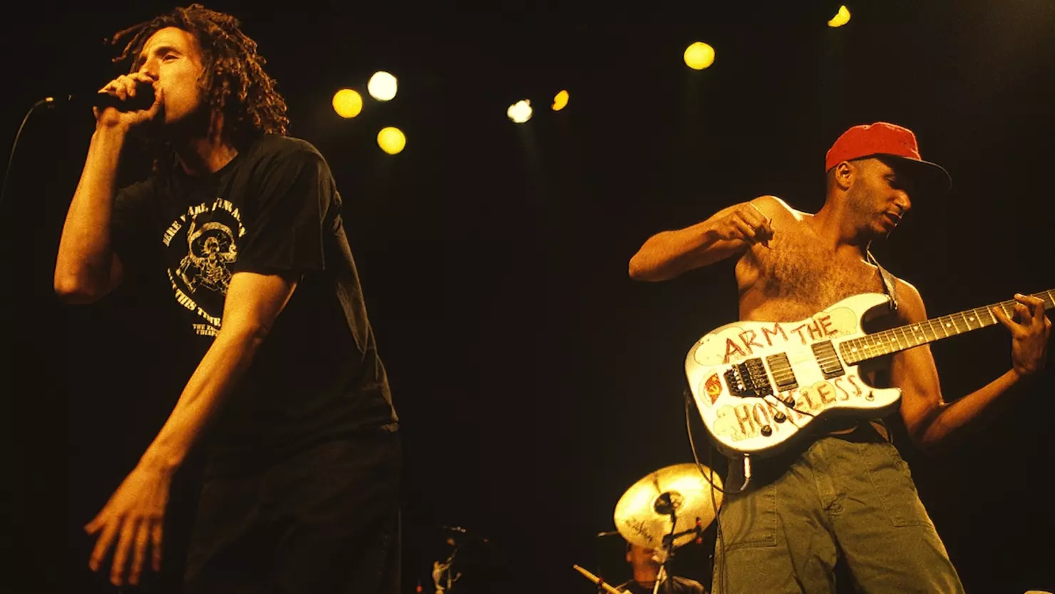 Tom Morello reflete sobre os 30 anos da icônica apresentação do Rage Against the Machine no Saturday Night Live