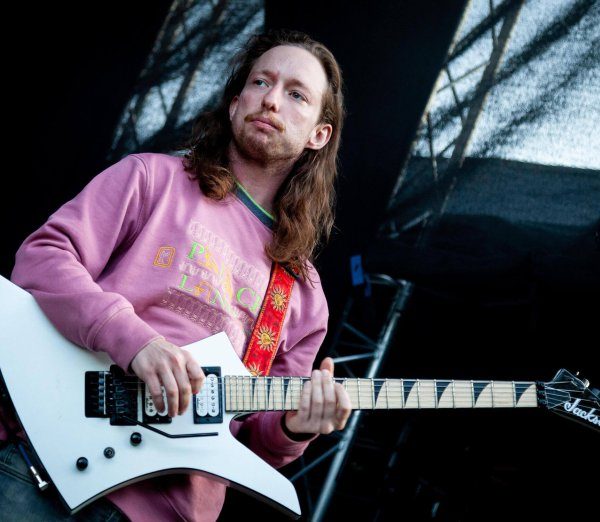 Ex-guitarrista do Turnstile Brady Ebertm é acusado de atropelar pai do vocalista Brendan Yates e pode enfrentar pena severa