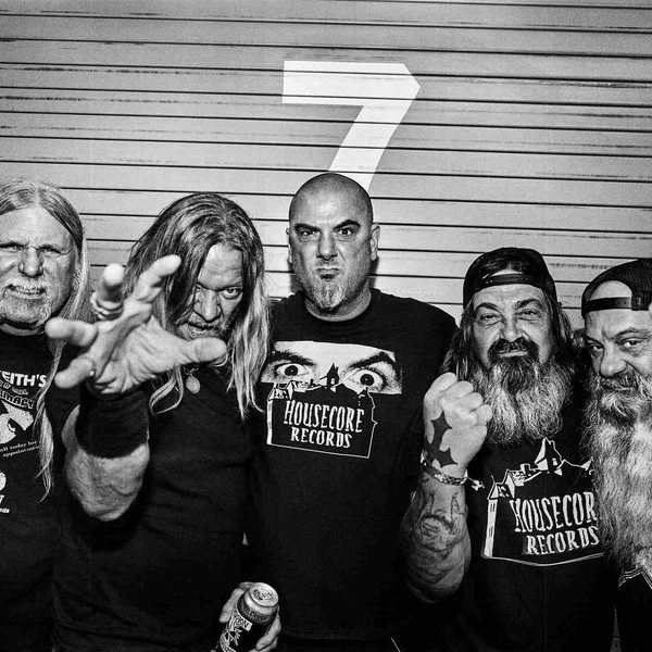 DOWN anuncia relançamento do clássico ‘Over The Under’ pela Nuclear Blast Records