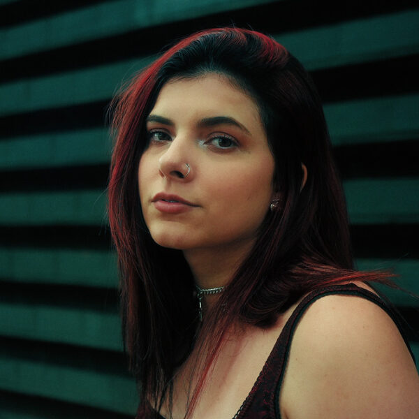 Entre o peso e a melodia, Aléxia lança o primeiro álbum Garra