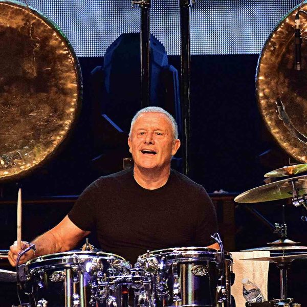 “An Evening with Emerson, Lake & Palmer” revive o legado do rock progressivo no Teatro Bradesco com Carl Palmer ao vivo