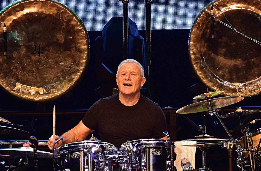 “An Evening with Emerson, Lake & Palmer” revive o legado do rock progressivo no Teatro Bradesco com Carl Palmer ao vivo