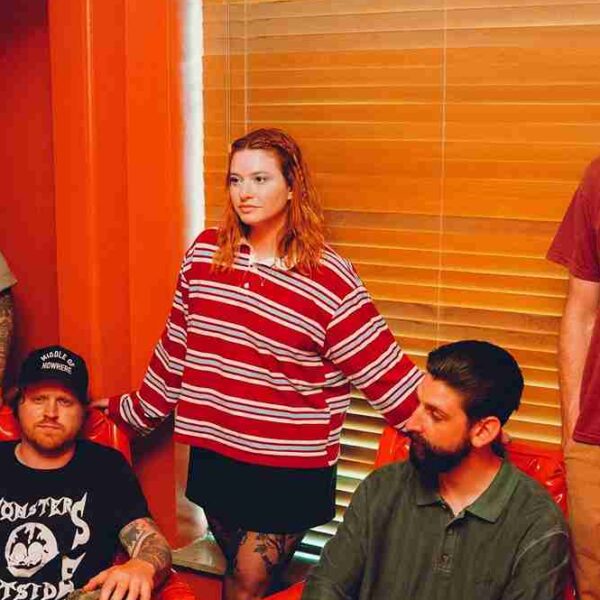 Tigers Jaw volta ao Brasil com a maturidade sensível do novo álbum Lost On You