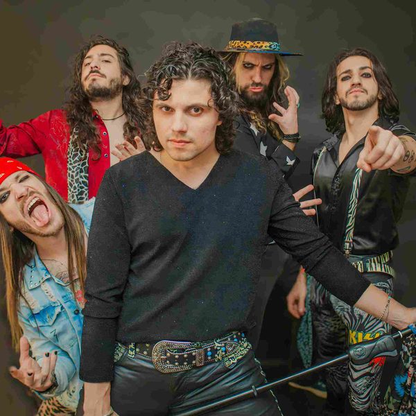 Fenômeno nas redes sociais e nos palcos, Black Jack lança o álbum “Chase the Light”