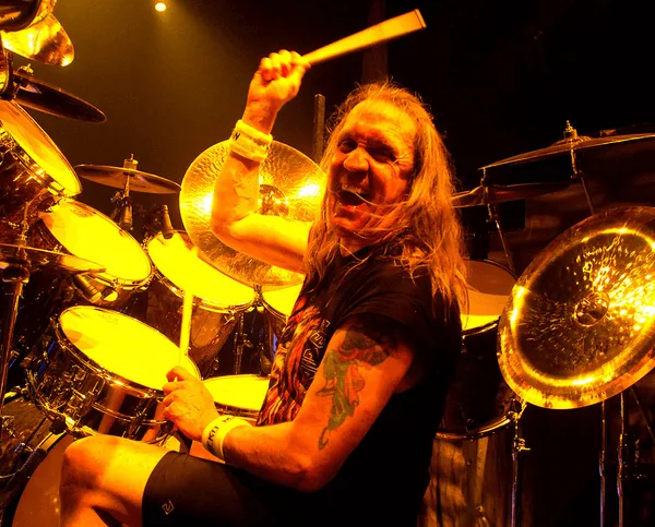 Iron Maiden: Nicko McBrain anuncia autobiografia “Hello Boys And Girls!”