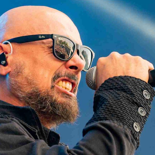 Roy Khan faz show nostálgico no Bangers tocando sucessos do Kamelot