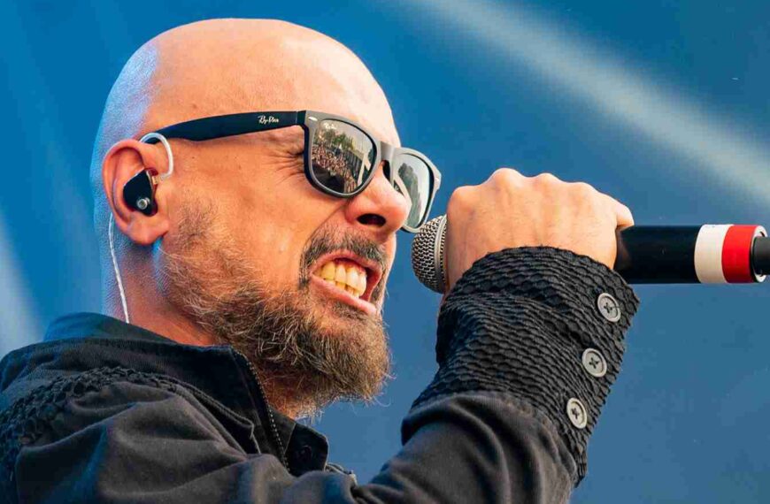Roy Khan faz show nostálgico no Bangers tocando sucessos do Kamelot