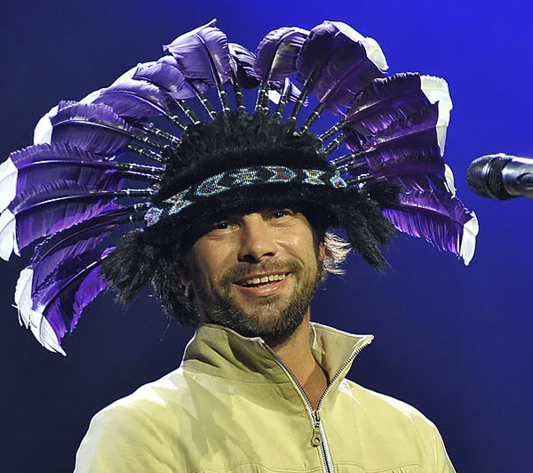 Jamiroquai anuncia turnê pela América Latina em 2026 com show em São Paulo