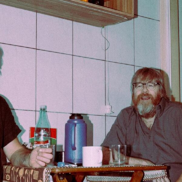 Projeto que une integrantes de Sonic Youth, Forgotten Boys e banda de Pitty anuncia novo álbum