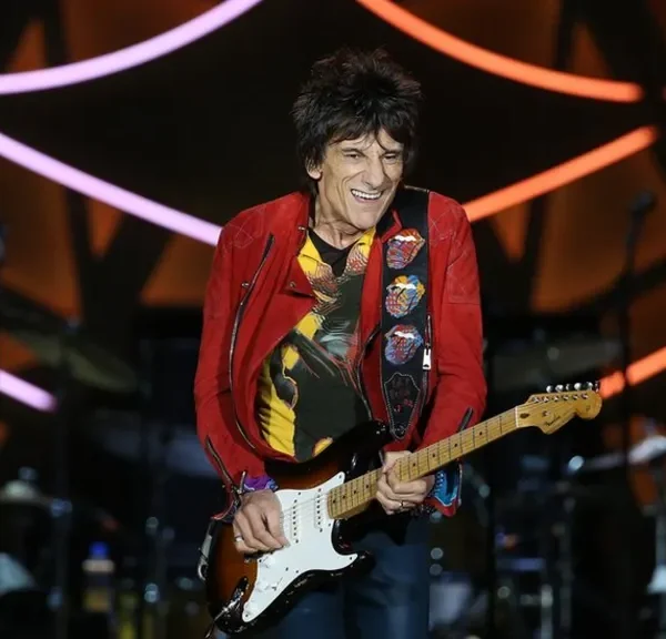 Ronnie Wood traz turnê Fearless a São Paulo com participação de Imelda May, em show que celebra 60 anos de música e 50 anos como um dos Rolling Stones