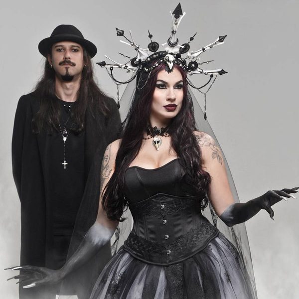 Soulwitch transforma o metal sinfônico em ritual ao unir teatralidade, ocultismo e identidade visual marcante.