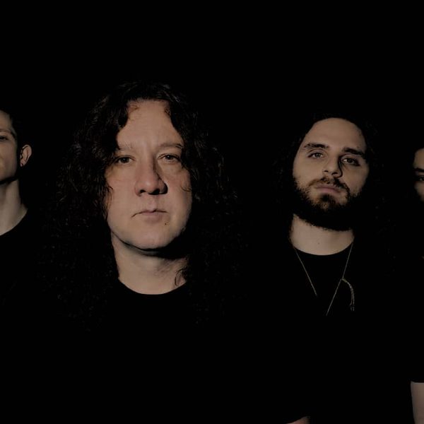 Fabiano Negri e Bebê Diabo transformam a brutalidade da guerra em heavy metal no novo single “Highlands”