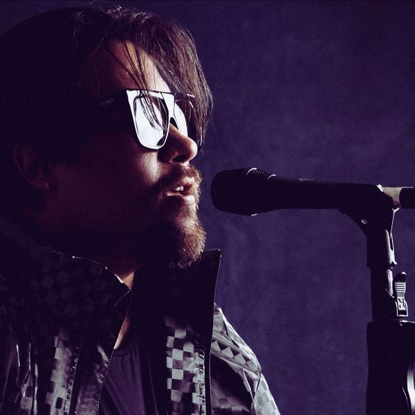 Entre o peso e a reflexão, Abel Capella lança o single “Até Quando?” e amplia o universo de “Fora do Tempo”