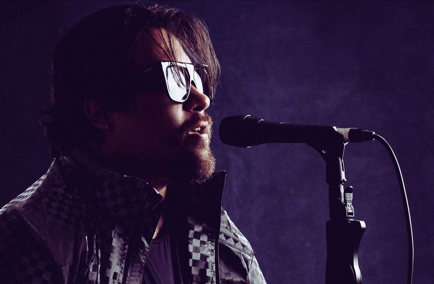 Entre o peso e a reflexão, Abel Capella lança o single “Até Quando?” e amplia o universo de “Fora do Tempo”