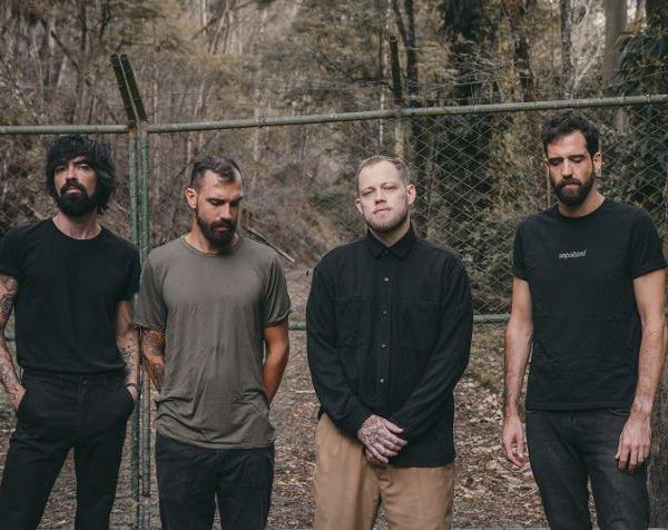 Hover oficializa retorno com o lançamento do álbum e filme-sessão Desentristecer