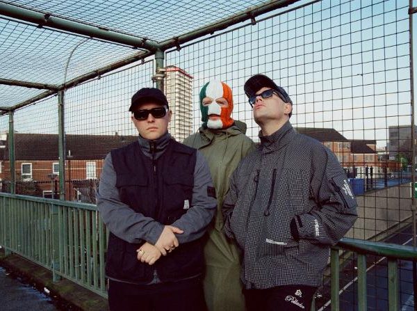 Balaclava Records traz trio irlandês KNEECAP ao Brasil em outubro
