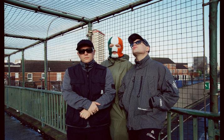 Balaclava Records traz trio irlandês KNEECAP ao Brasil em outubro