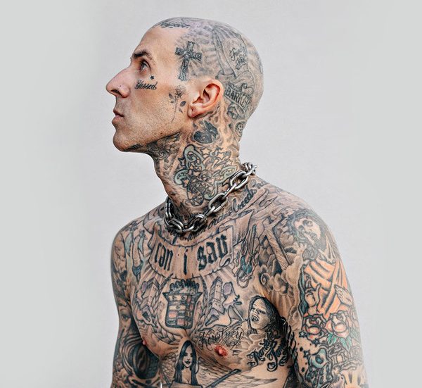 Travis Barker revive trauma do acidente aéreo em documentário que estreia em agosto no Disney+
