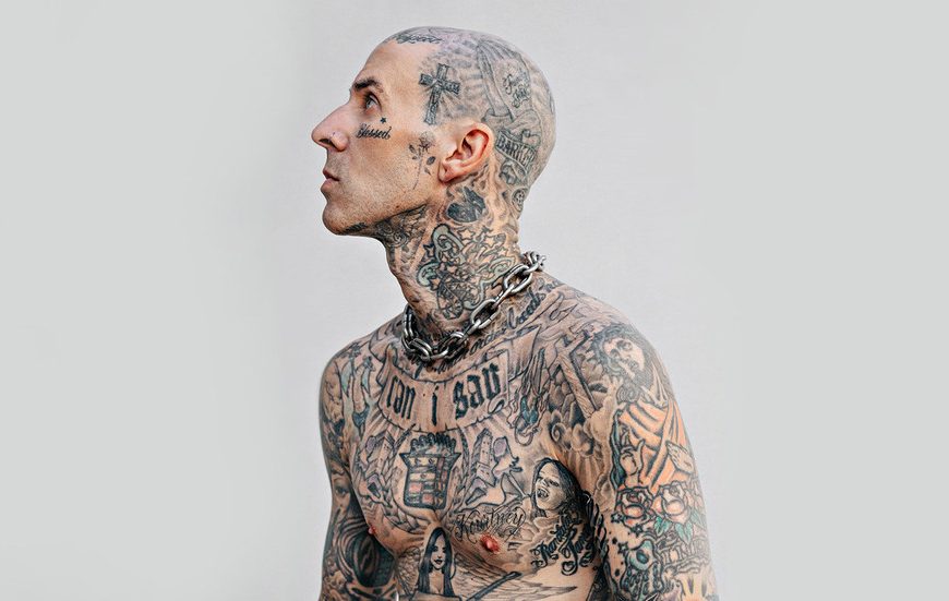 Travis Barker revive trauma do acidente aéreo em documentário que estreia em agosto no Disney+