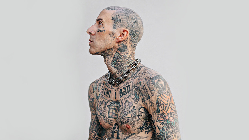 Travis Barker revive trauma do acidente aéreo em documentário que estreia em agosto no Disney+