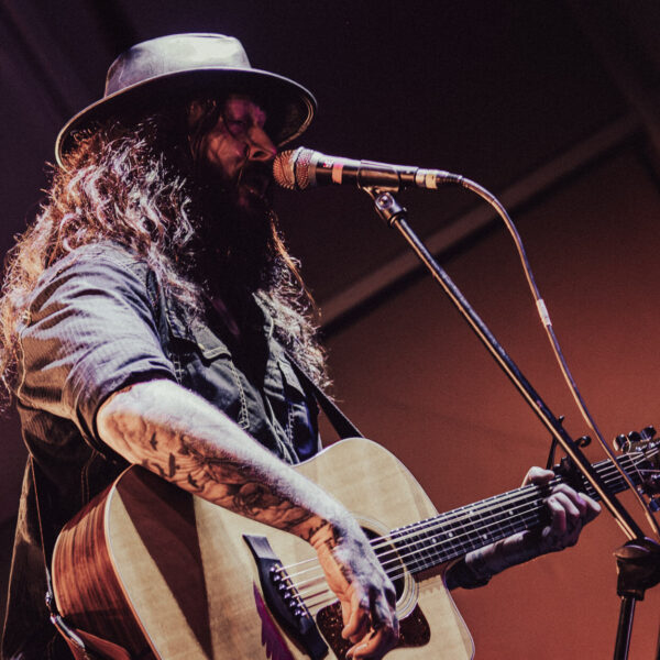 Shawn James reforça amor pelo Brasil com show no Cine Joia