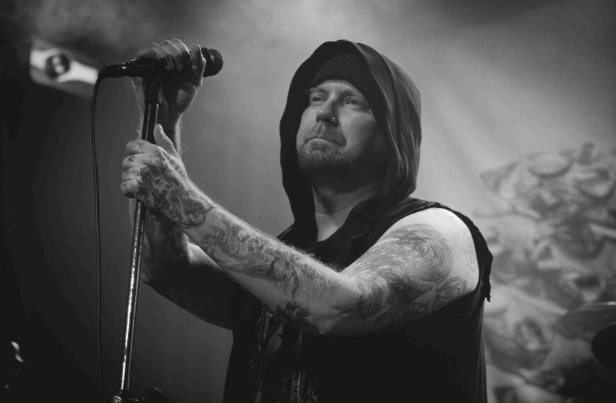 Swallow the Sun traz frio finlandês para São Paulo em noite de doom