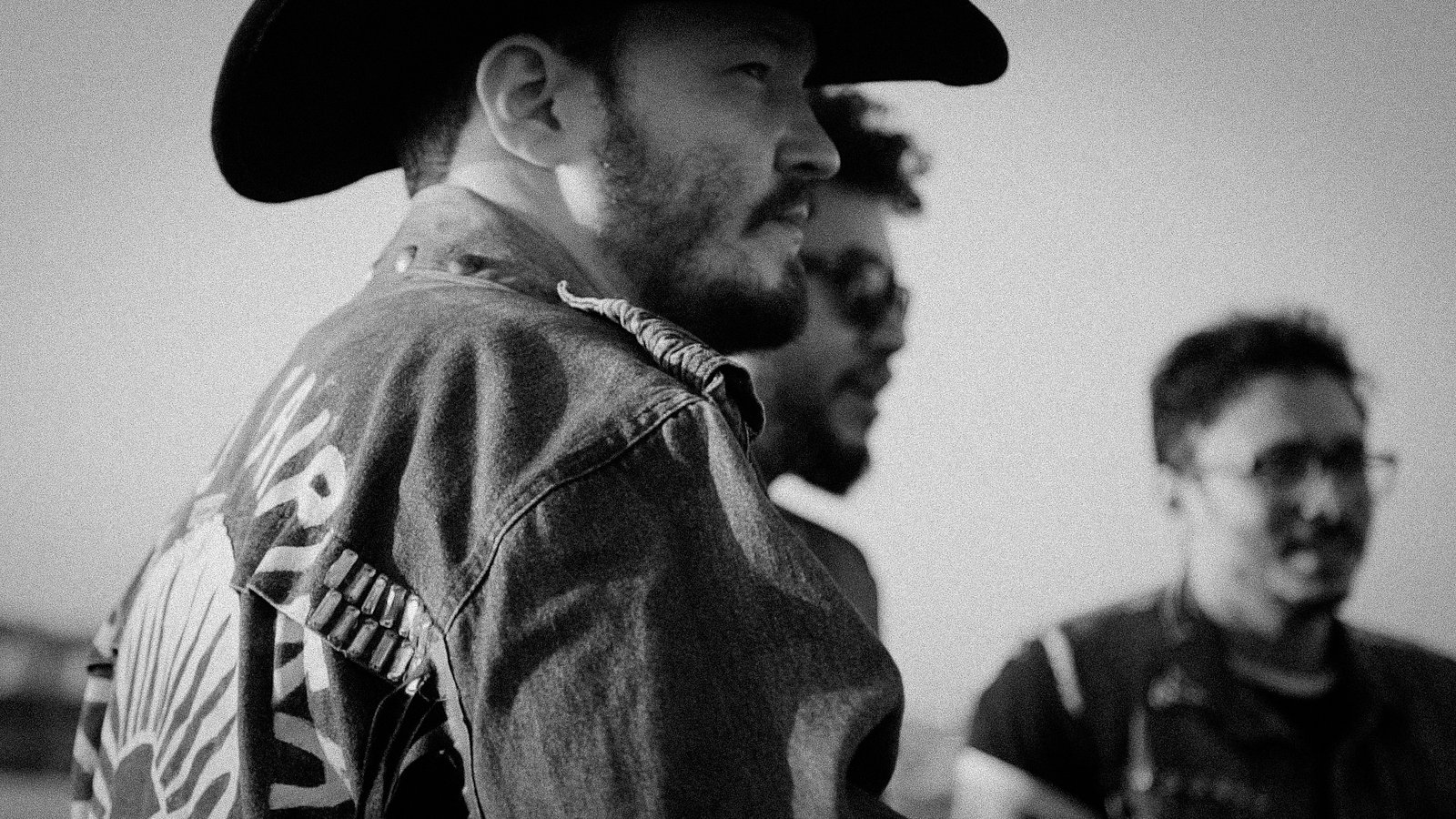 Facção Caipira lança “Vivos” com participação de Drenna e questiona o lugar da arte no rock contemporâneo