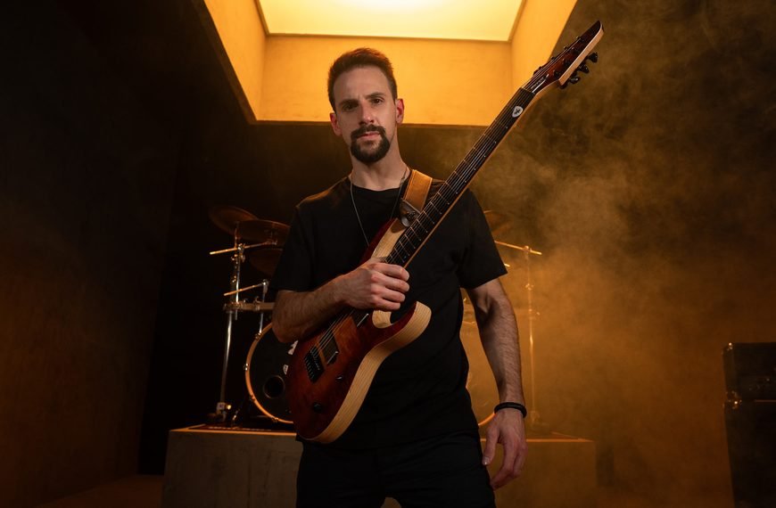 Guitarrista Luiz Toffoli transforma “O Corvo”, de Edgar Allan Poe, em metal progressivo no single “The Raven”