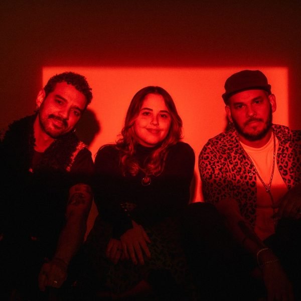 Camaleônica convoca a reconciliação popular em “Aquelas Coisa”, novo single que antecipa período eleitoral
