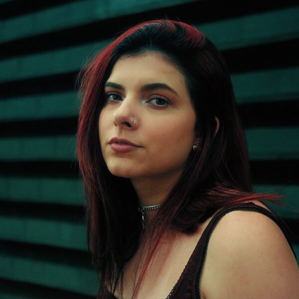 Aléxia transforma ansiedade em metáfora visual com clipe gravado nas ruas de São Paulo