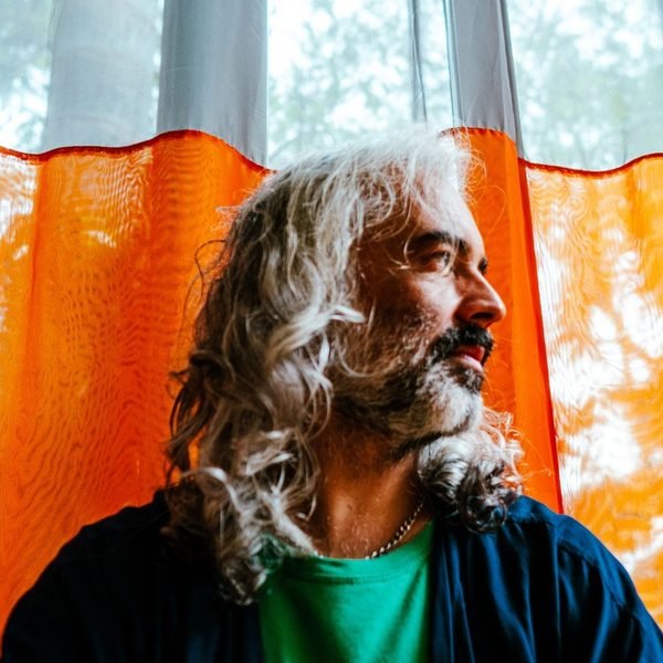 Sonora Fantasma faz da presença o coração de seu segundo álbum, ‘Sonora Fantasma Te ama’