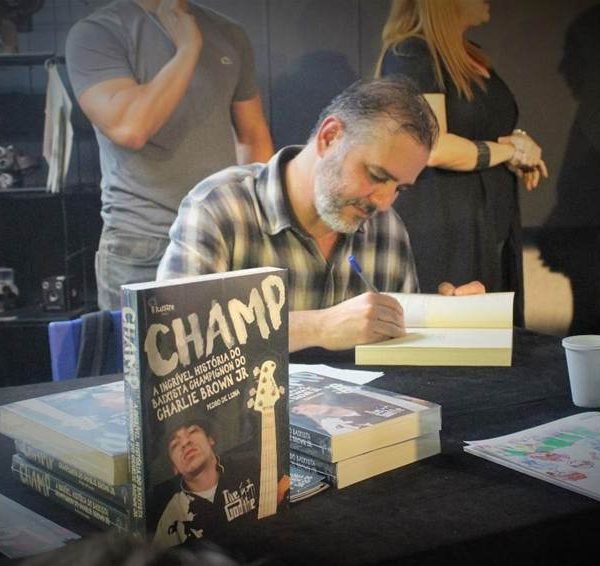 MIS realiza lançamento de livro sobre Champignon, da banda Charlie Brown Jr., com oficina de beatbox, palestra e sessão de autógrafos