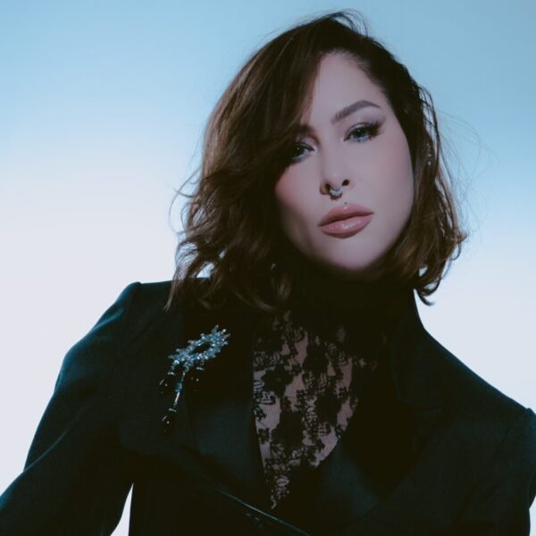 Pitty lança seu sexto álbum de inéditas