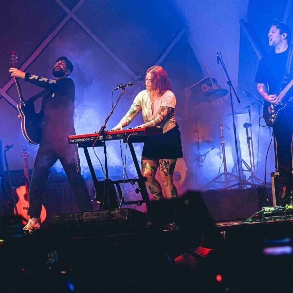 Tigers Jaw intensifica emoções em show acalorado no aguardado retorno a São Paulo