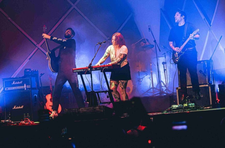 Tigers Jaw intensifica emoções em show acalorado no aguardado retorno a São Paulo